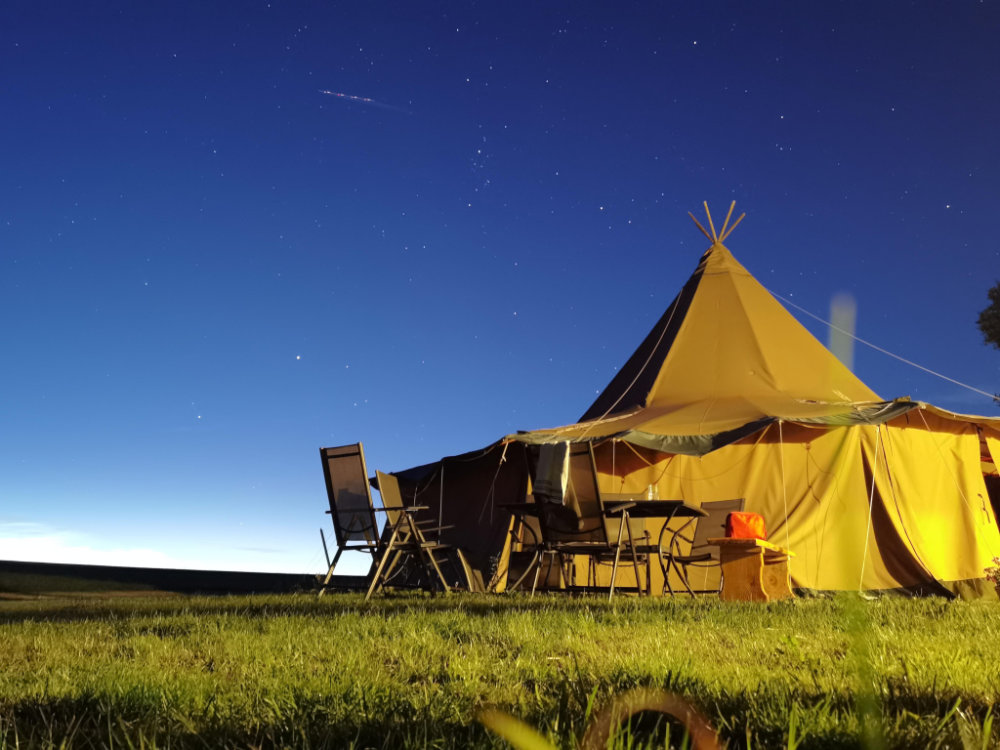 Weite und Sternenhimmel zur Feier im Tipi